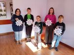 Dzieci z instruktorką prezentują prace